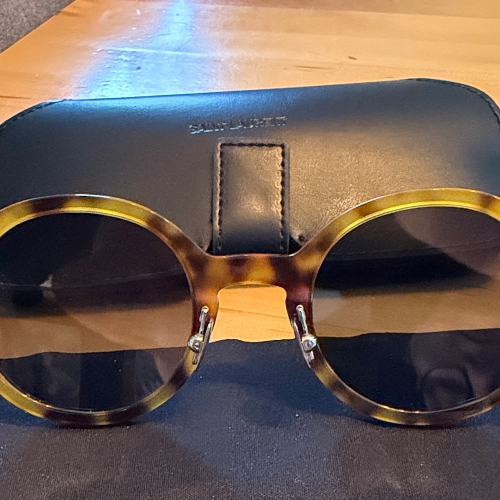 Saint Laurent SL 161 Slim sunglasses in a tortoise frame - Picture 3 of 11